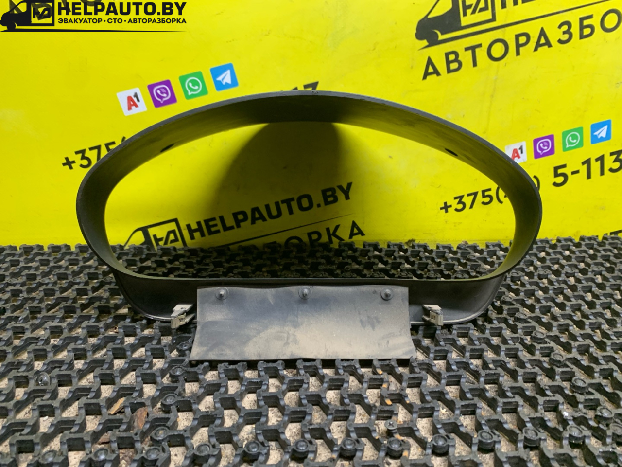 рамка панели приборов Mitsubishi Carisma 1 поколение (1995 - 1999), 1.8 л., 4G93 (GDI), бензин, МКПП, серебро, хетчбэк 5 дв., передний привод - фото №1