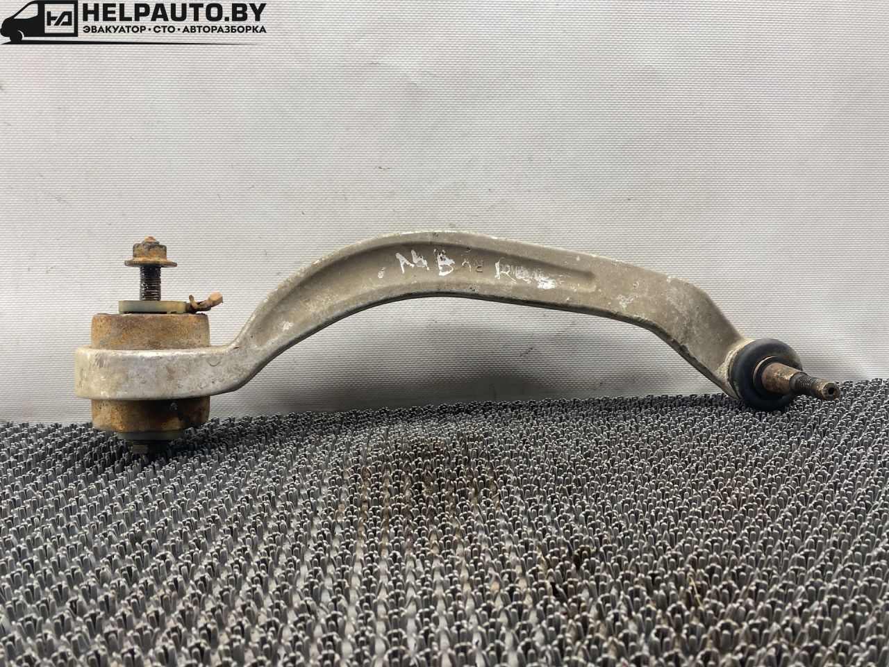 рычаг передний правый Audi A4 B5 1999, 1.8 л., бензин, АКПП, черный, универсал, передний привод - фото №1