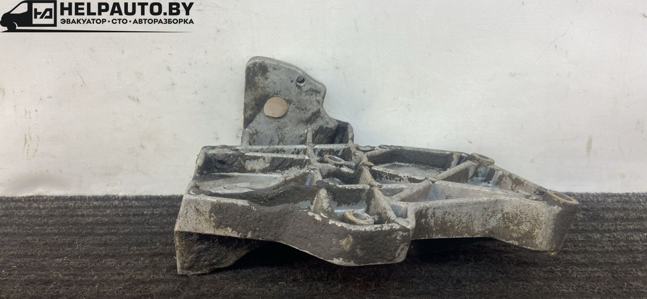 кронштейн компрессора кондиционера Audi A4 B5 1999, 1.8 л., бензин, АКПП, черный, универсал, передний привод - фото №1