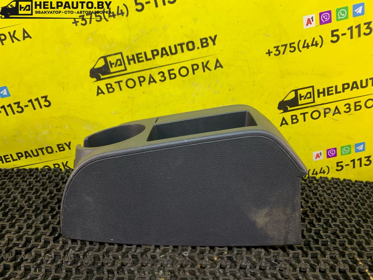консоль салона Volkswagen Golf 5 поколение 2008, 1.4 л., BUD, бензин, 5МКПП, синий, хетчбэк 5 дв., передний привод - фото №1