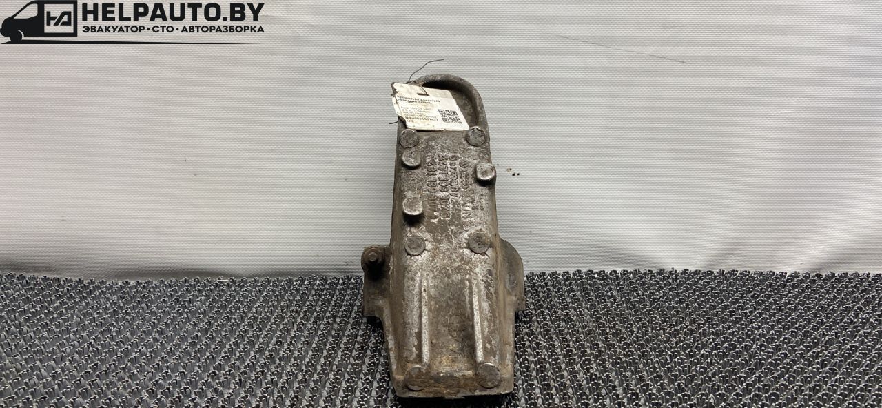 кронштейн двигателя Audi 100 С3 1987, 2.0 л., i, бензин, МКПП, седан, передний привод, AAZ - фото №1