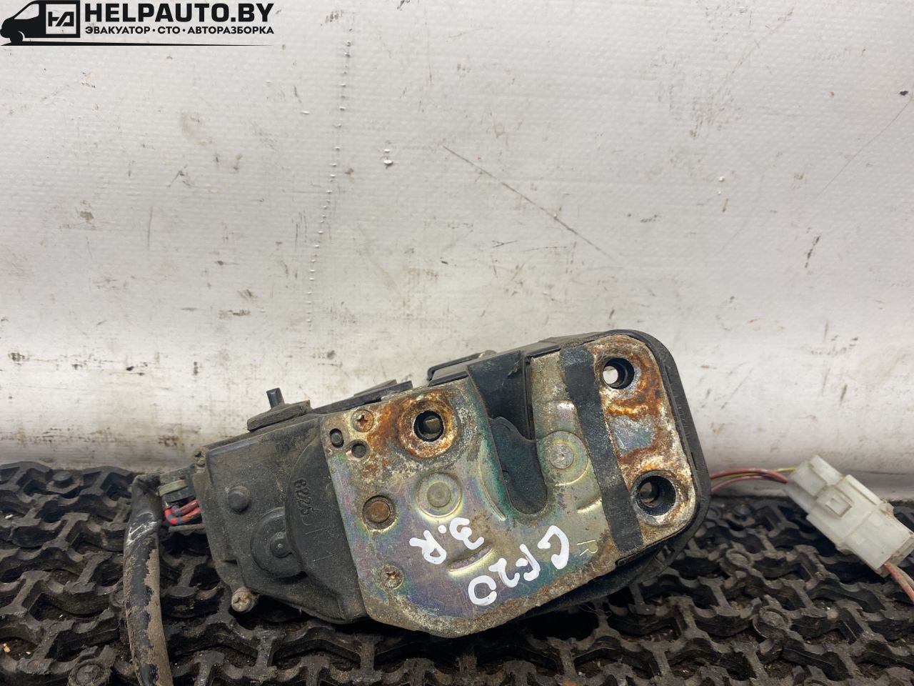 замок двери задней правой Mazda 626 GF 1997, 2.0 л., дизель, МКПП, зелёный, седан, передний привод - фото №1