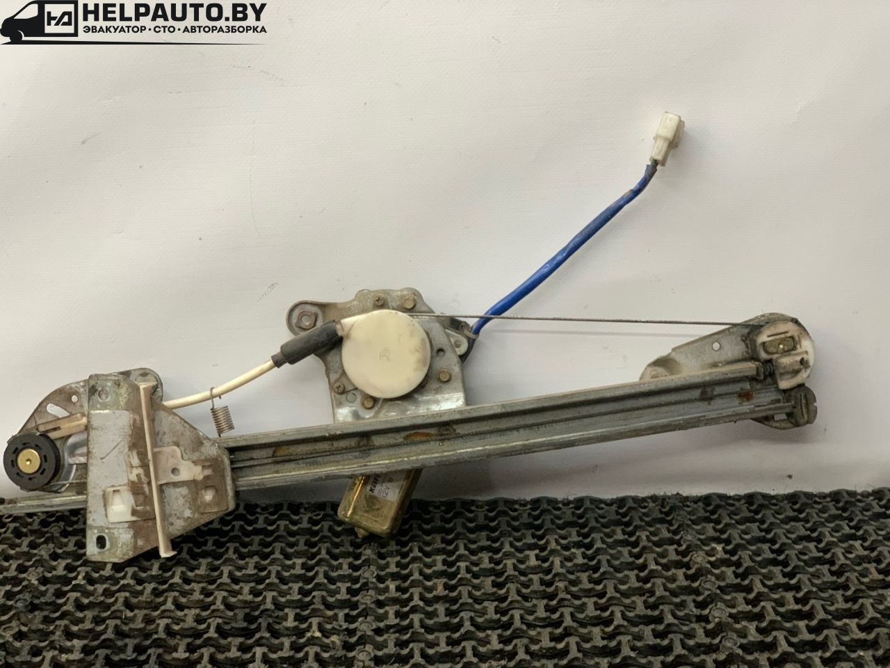 стеклоподъемник электрический передний правый Mazda 626 GE 1992, 1.8 л., бензин, МКПП, красный, хетчбэк 5 дв. - фото №1
