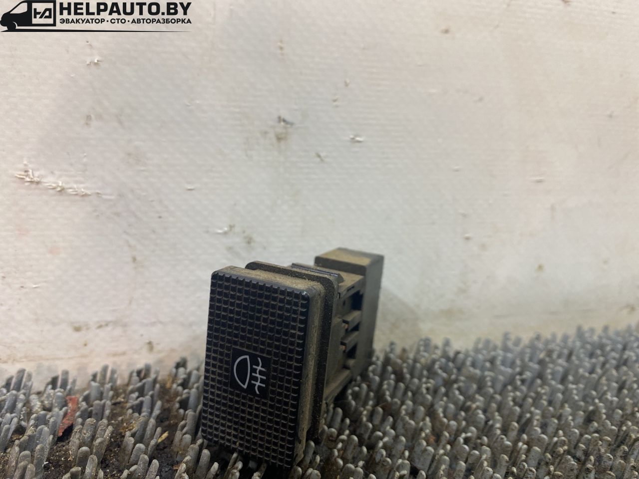 кнопка противотуманных фар Nissan Bluebird T12/T72 1987, 2.0 л., бензин, МКПП, бордовый, хетчбэк 5 дв., передний привод - фото №1