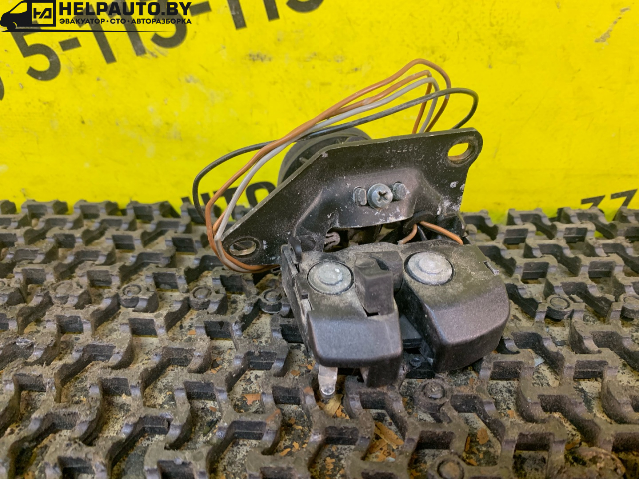 замок багажника Fiat Punto 2 поколение 2002, 1.8 л., 188 A6.000, бензин, МКПП, хетчбэк 3 дв. - фото №1