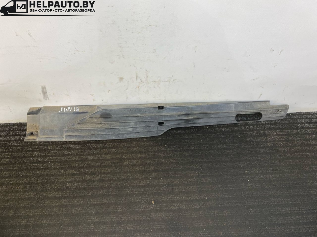 заглушка (решетка) в бампер Volkswagen Santana 1 поколение 1988, 1.6 л., бензин, синий, передний привод, 321853677 - фото №1