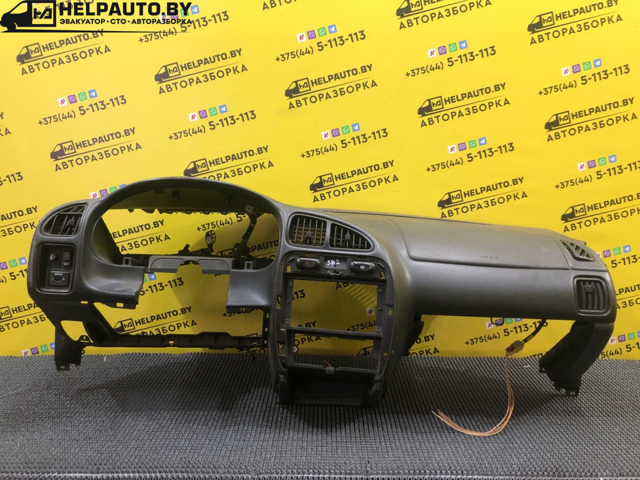 панель передняя салона (торпедо) Suzuki Baleno 1 поколение 1998, 1.3 л., G13B, бензин, МКПП, синий, седан, передний привод - фото №1