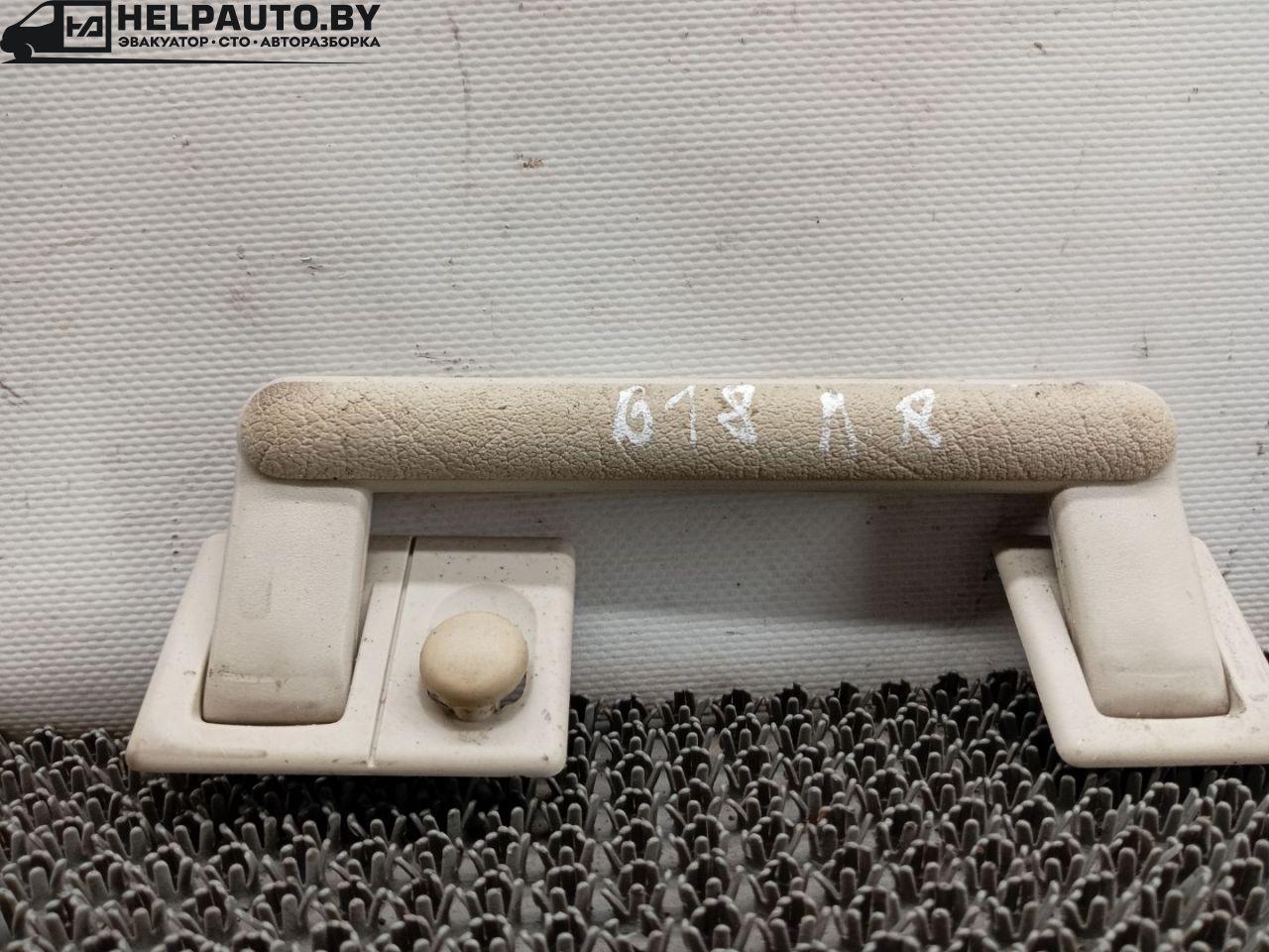 ручка внутренняя потолочная Audi 80 B3 89/B3 1991, 1.8 л., бензин, МКПП, серебристый, седан, передний привод - фото №1