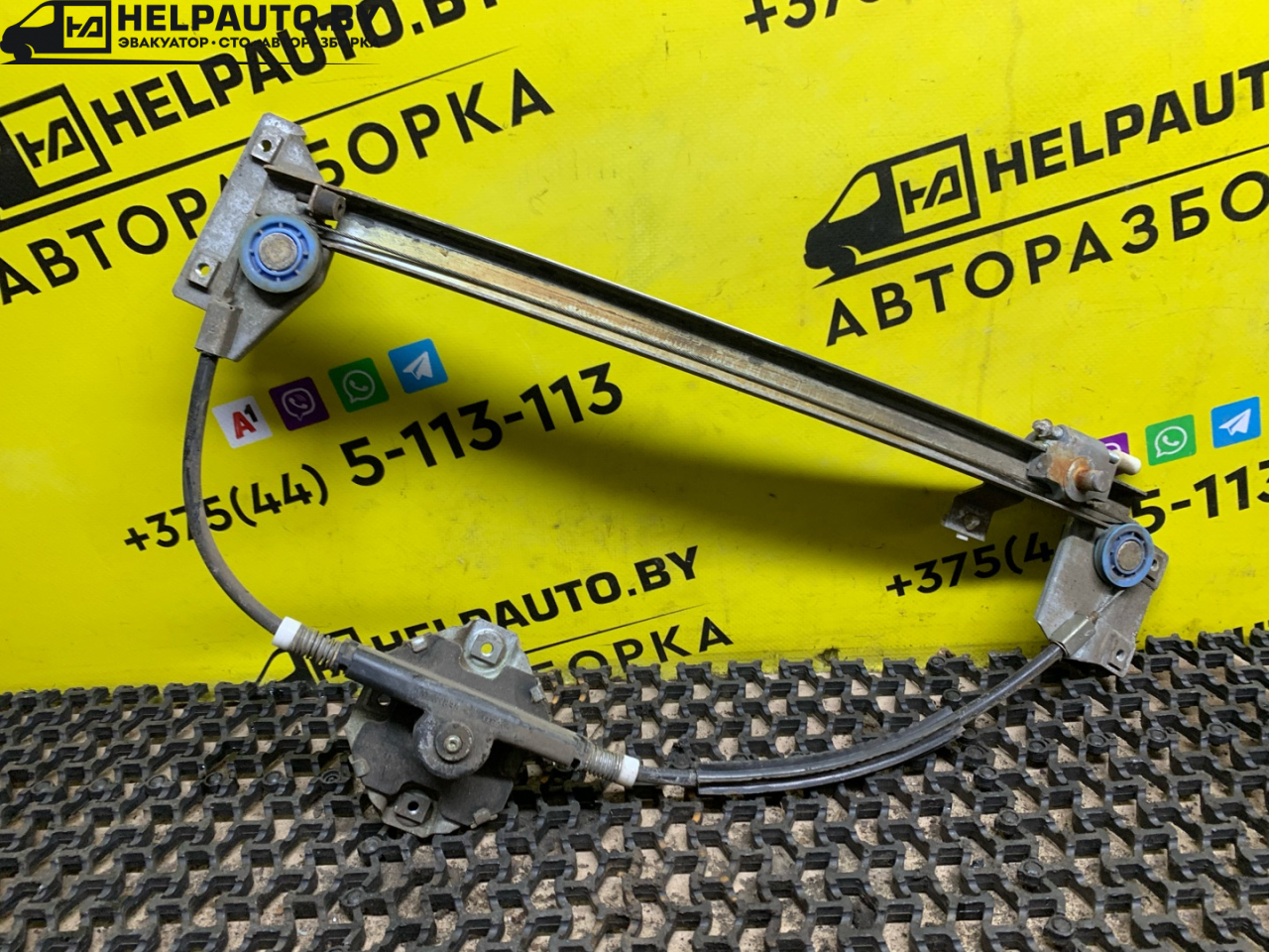 стеклоподъемник задний правый Audi 100 С3 1986, 1.8 л., бензин, МКПП, белый, универсал, передний привод - фото №1