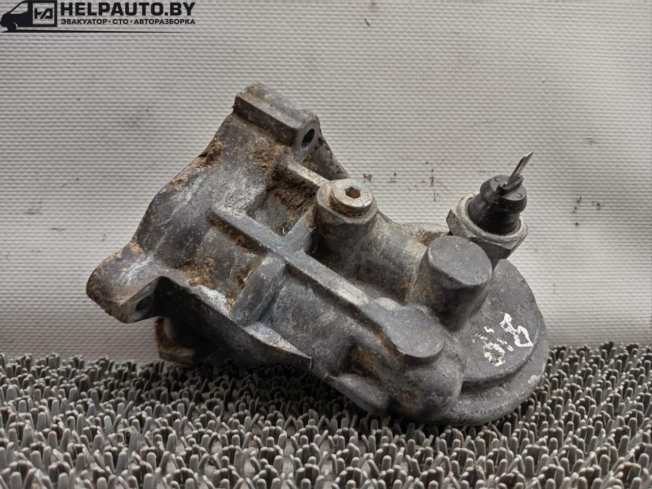 корпус масляного фильтра Audi 80 B3 89/B3 1991, 1.8 л., бензин, МКПП, серебристый, седан, передний привод - фото №1