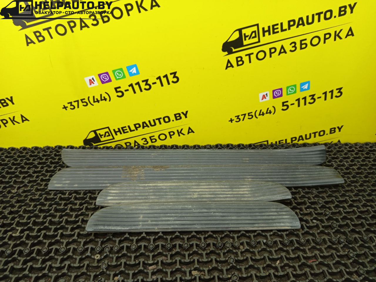 комплект накладок на пороги (внутренние) Nissan Almera Tino V10 2001, 2.2 л., YD22DDT, дизель, МКПП, берюзовый, минивэн, передний привод - фото №1