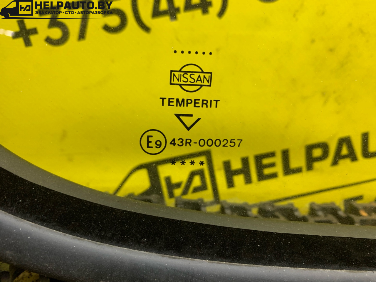 стекло кузовное боковое правое Nissan Serena C23 1992, 2.0 л., дизель, МКПП, серебро, минивэн, передний привод - фото №1