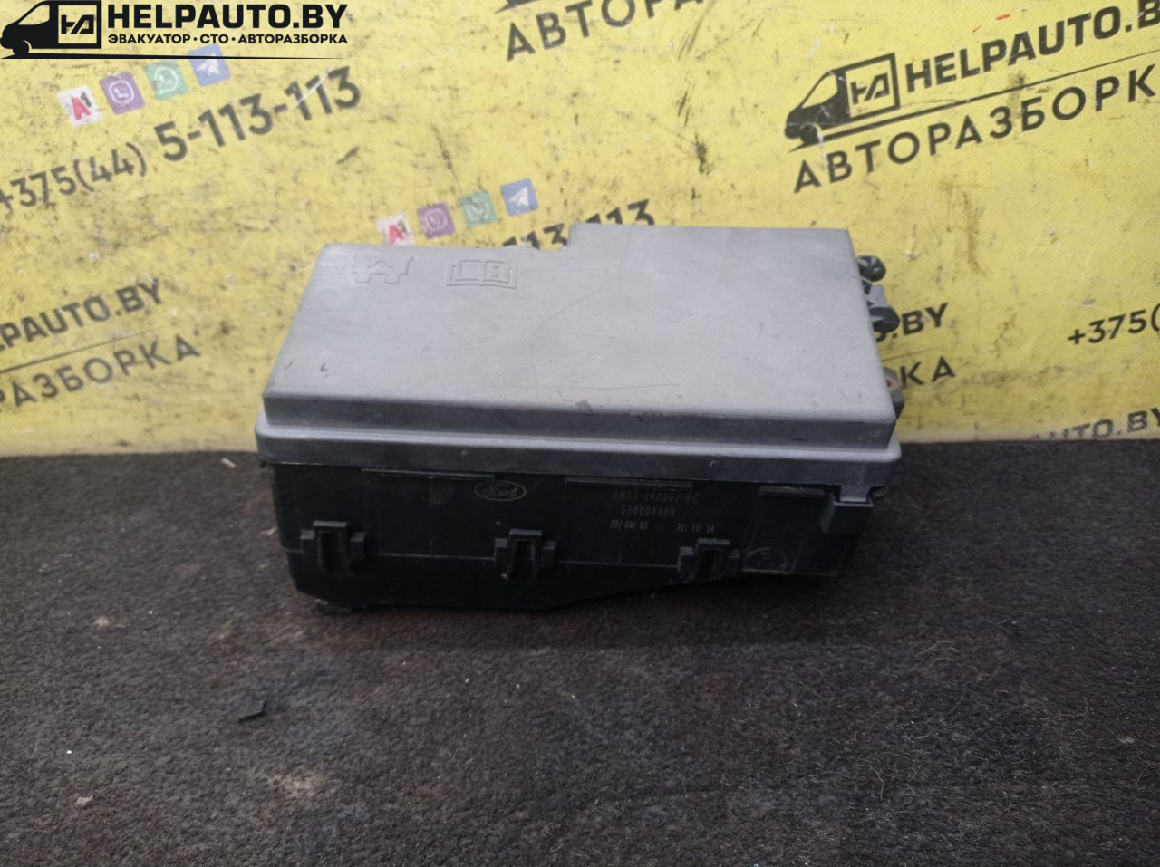 блок предохранителей Ford Focus 2 поколение 2006, 1.6 л., HWDA, бензин, МКПП, красный, хетчбэк 5 дв., передний привод - фото №1