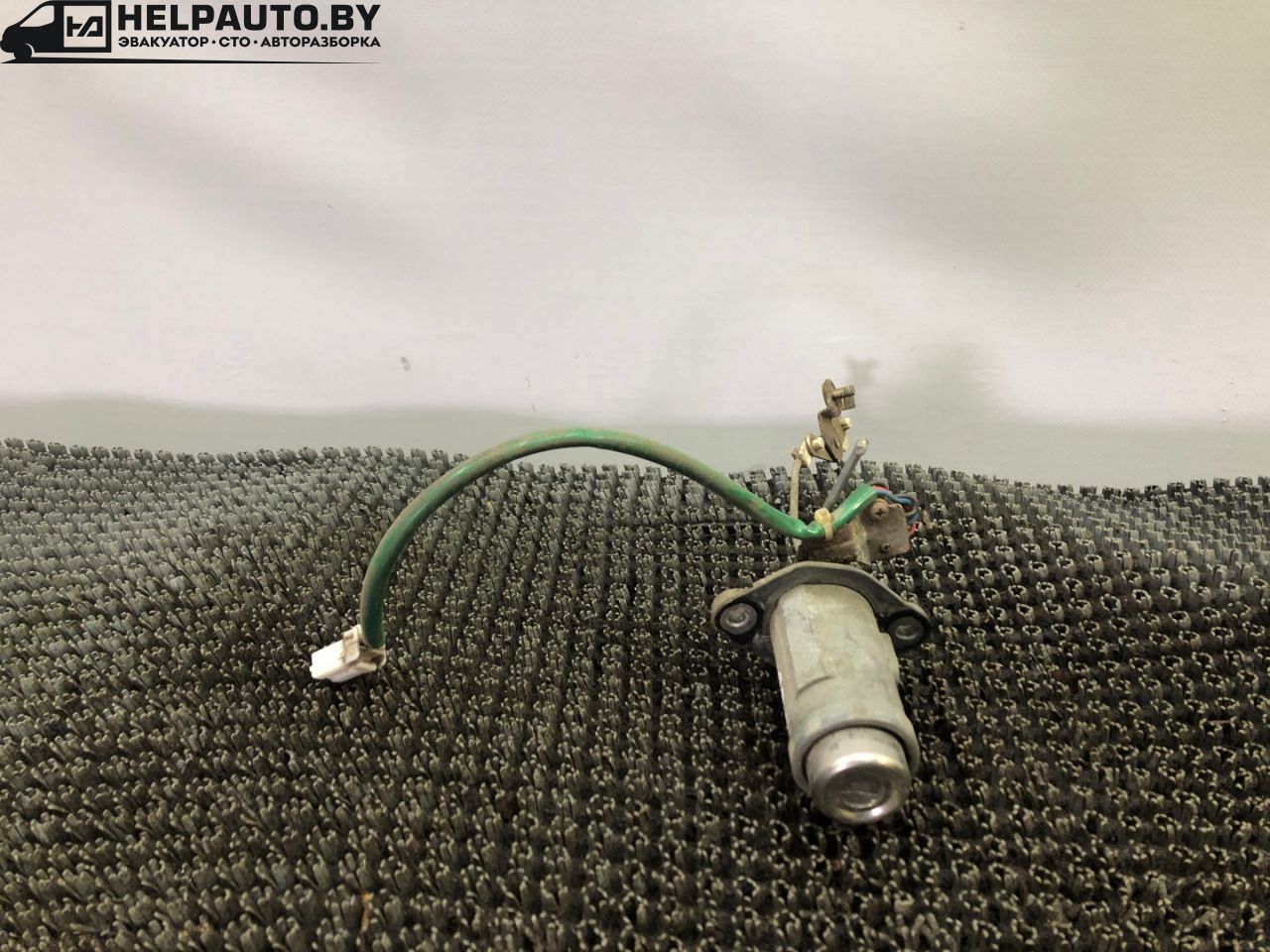 кнопка открытия багажника Mazda 626 GE 1994, 1.8 л., FP, бензин, МКПП, бордовый, седан, передний привод - фото №1