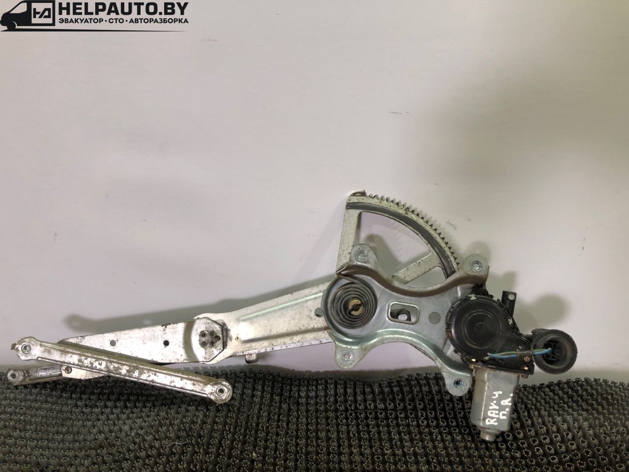 стеклоподъемник электрический передний правый Toyota RAV4 2 поколение (XA20) 2002, 2.0 л., дизель, МКПП, серебристый, седан - фото №1