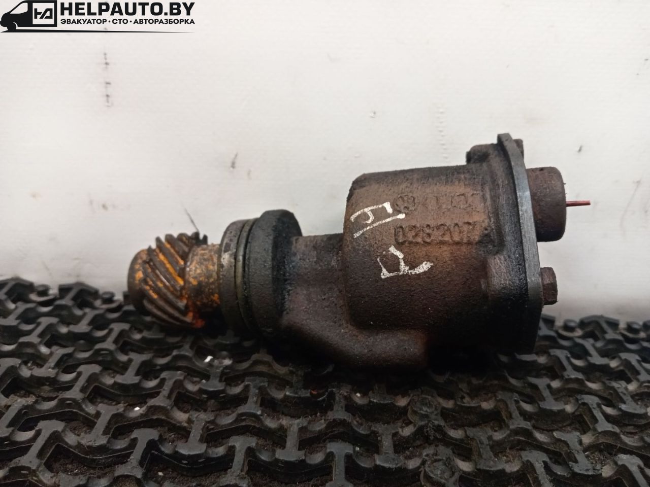 насос вакуумный Volkswagen Passat B3 1993, 1.9 л., AAZ, дизель, 5МКПП, черный, универсал, передний привод, 028207 - фото №1