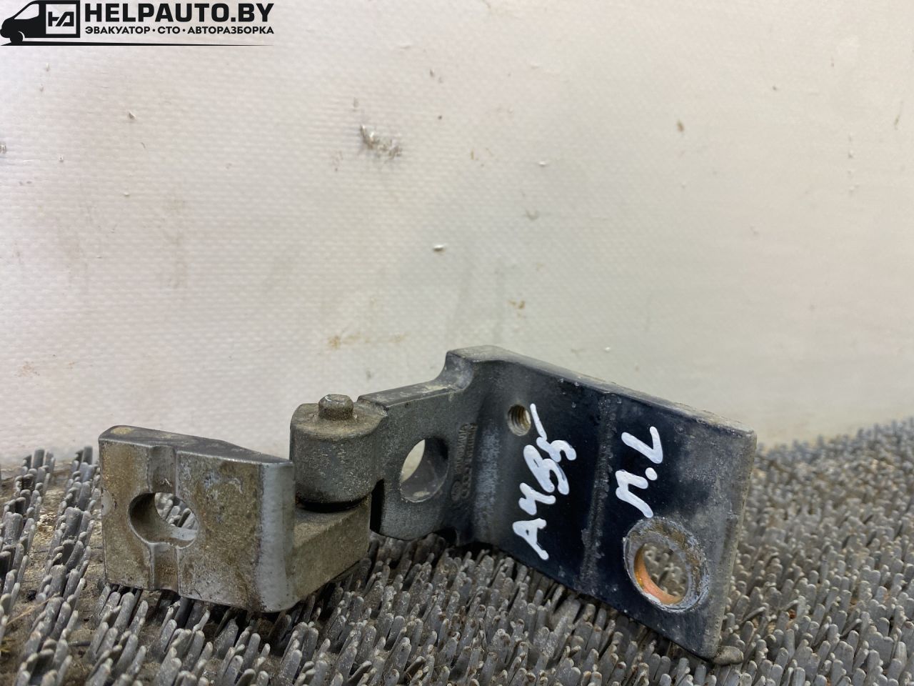 петля двери Audi A4 B5 1999, 1.8 л., бензин, АКПП, черный, универсал, передний привод - фото №1