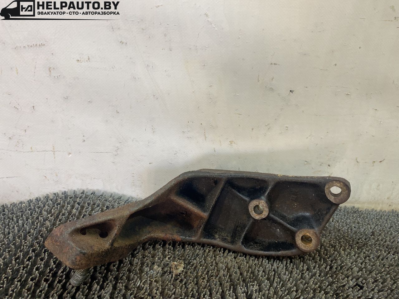 кронштейн КПП Opel Sintra 1 поколение 1999, 2.2 л., X 22 XE, бензин, МКПП, серебристый, минивэн, передний привод - фото №1