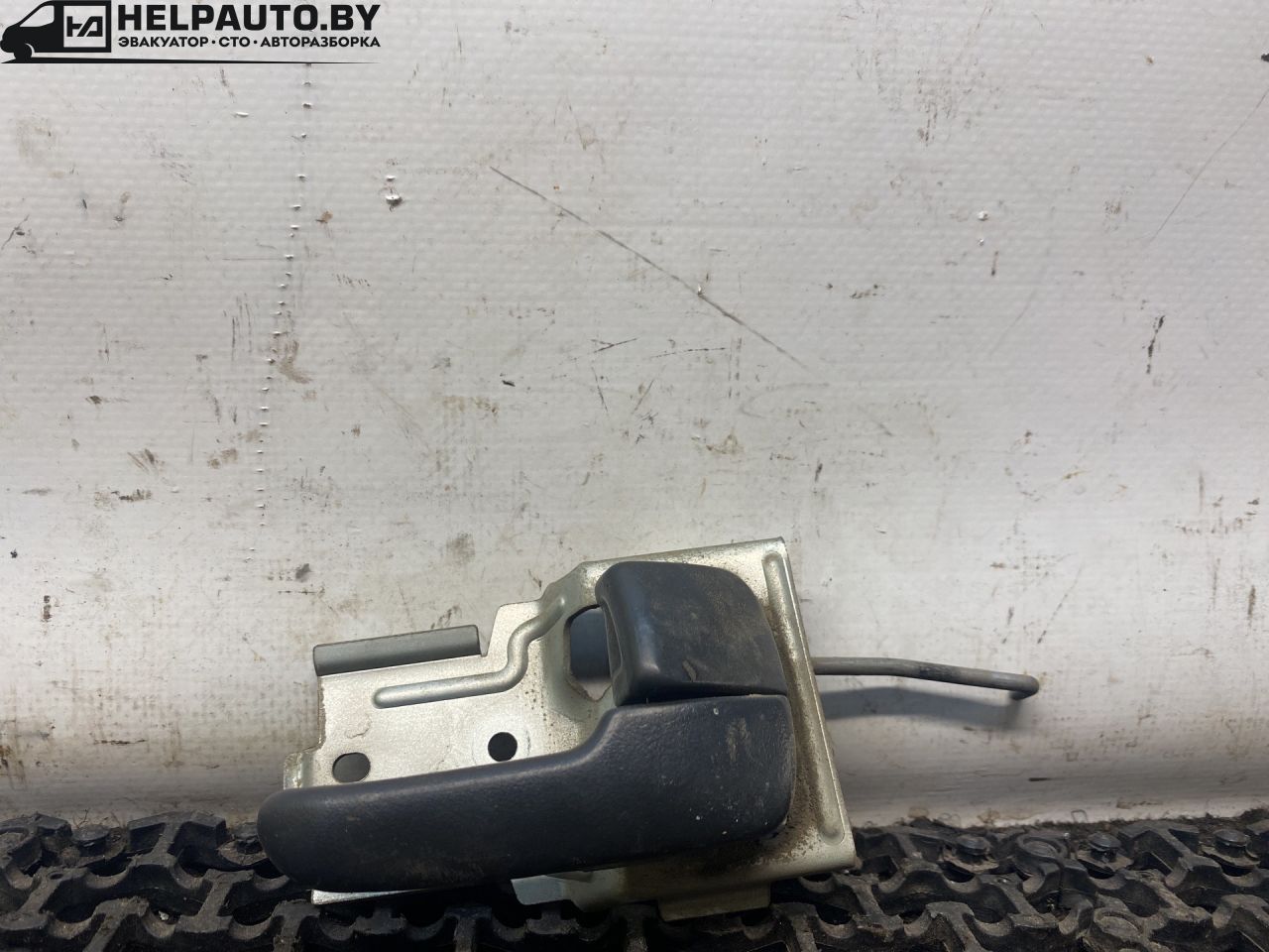 ручка внутренняя задняя правая Mazda 626 GF 1997, 2.0 л., дизель, МКПП, зелёный, седан, передний привод - фото №1