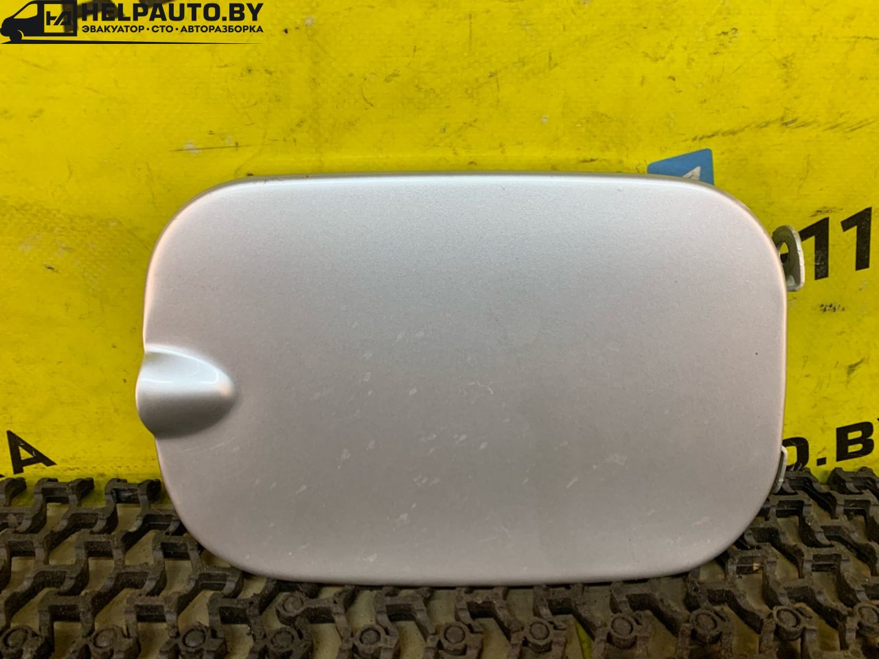 лючок топливного бака Dacia Sandero 1 поколение 2008, 1.4 л., K7J 714, бензин, МКПП, серый, хетчбэк 5 дв., передний привод - фото №1