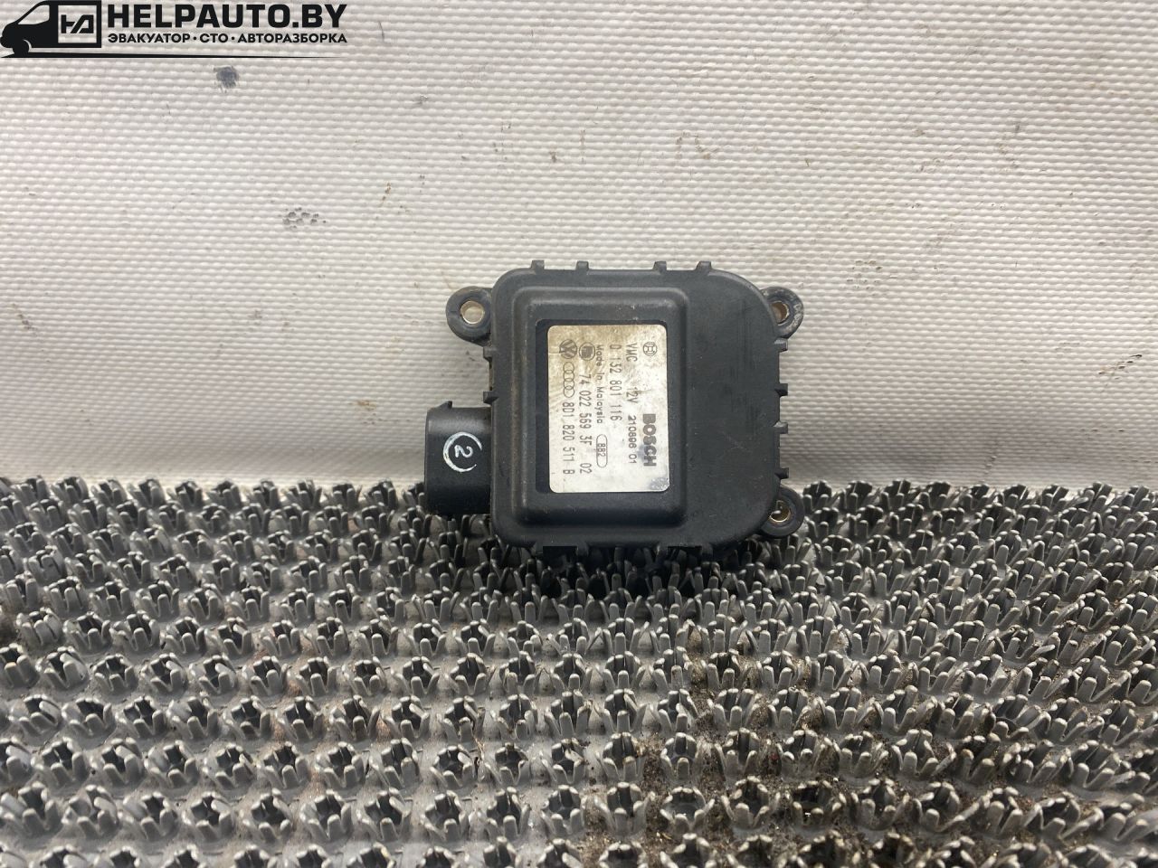 моторчик заслонки печки Audi A4 B5 1999, 1.8 л., бензин, АКПП, черный, универсал, передний привод - фото №1