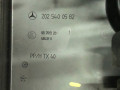 короб предохранителей Mercedes-Benz C-Класс W202/S202 [рестайлинг] W202 1997, 2.2 л., OM 604.910, дизель, МКПП, темно зеленный металлик, седан, задний привод, 2025400424 - фото №3