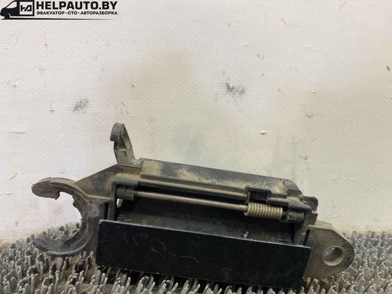 ручка наружная Audi A4 B5 1999, 1.8 л., бензин, АКПП, черный, универсал, передний привод - фото №1