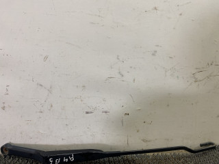 щеткодержатель (поводок стеклоочистителя, дворник) Audi A4 B5 1999, 1.8 л., бензин, АКПП, черный, универсал, передний привод