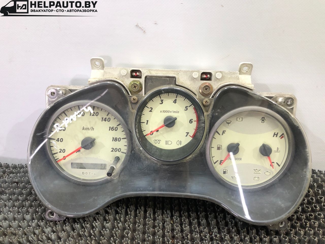 щиток приборов (приборная панель) Toyota RAV4 2 поколение (XA20) 2002, 2.0 л., дизель, МКПП, серебристый, седан - фото №1