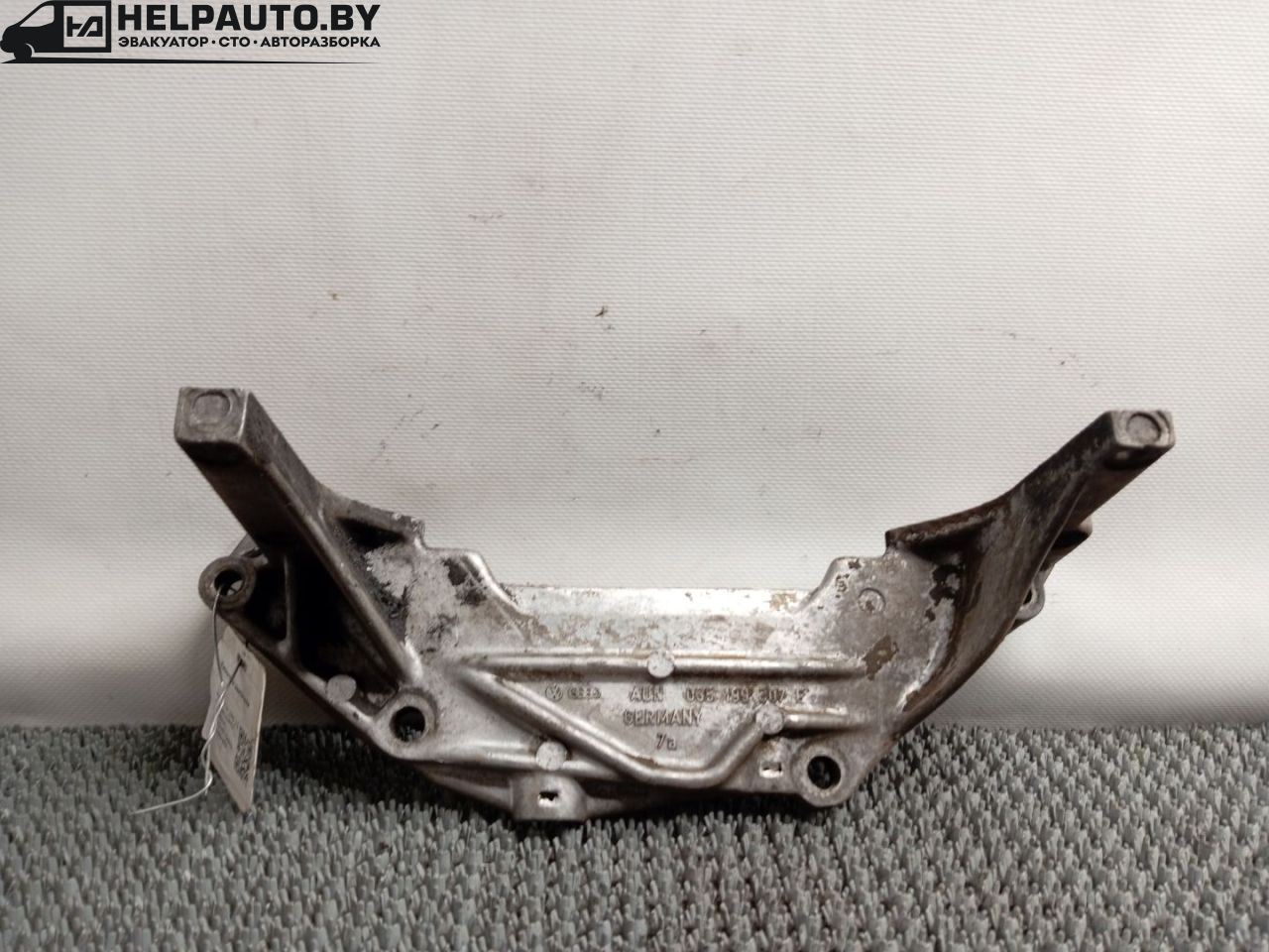 кронштейн двигателя Audi A6 4A/C4 1996, 2.5 л., дизель, МКПП, универсал, передний привод - фото №1