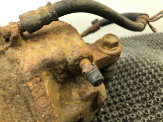 суппорт передний левый Kia Sorento 1 поколение 2005, 2.4 л., G4JS, бензин, МКПП, красный, внедорожник 5 дв., полный подключаемый привод