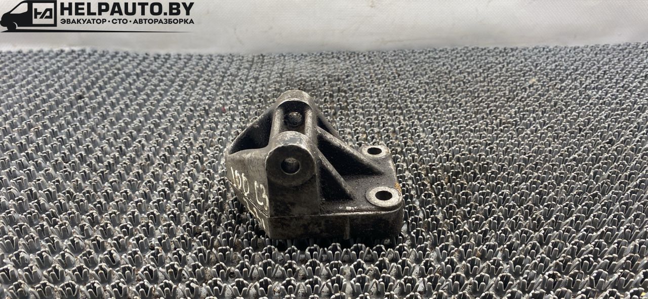 кронштейн (крепление) Audi 100 С3 1985, 2.3 л., i, бензин, МКПП, седан, передний привод - фото №1