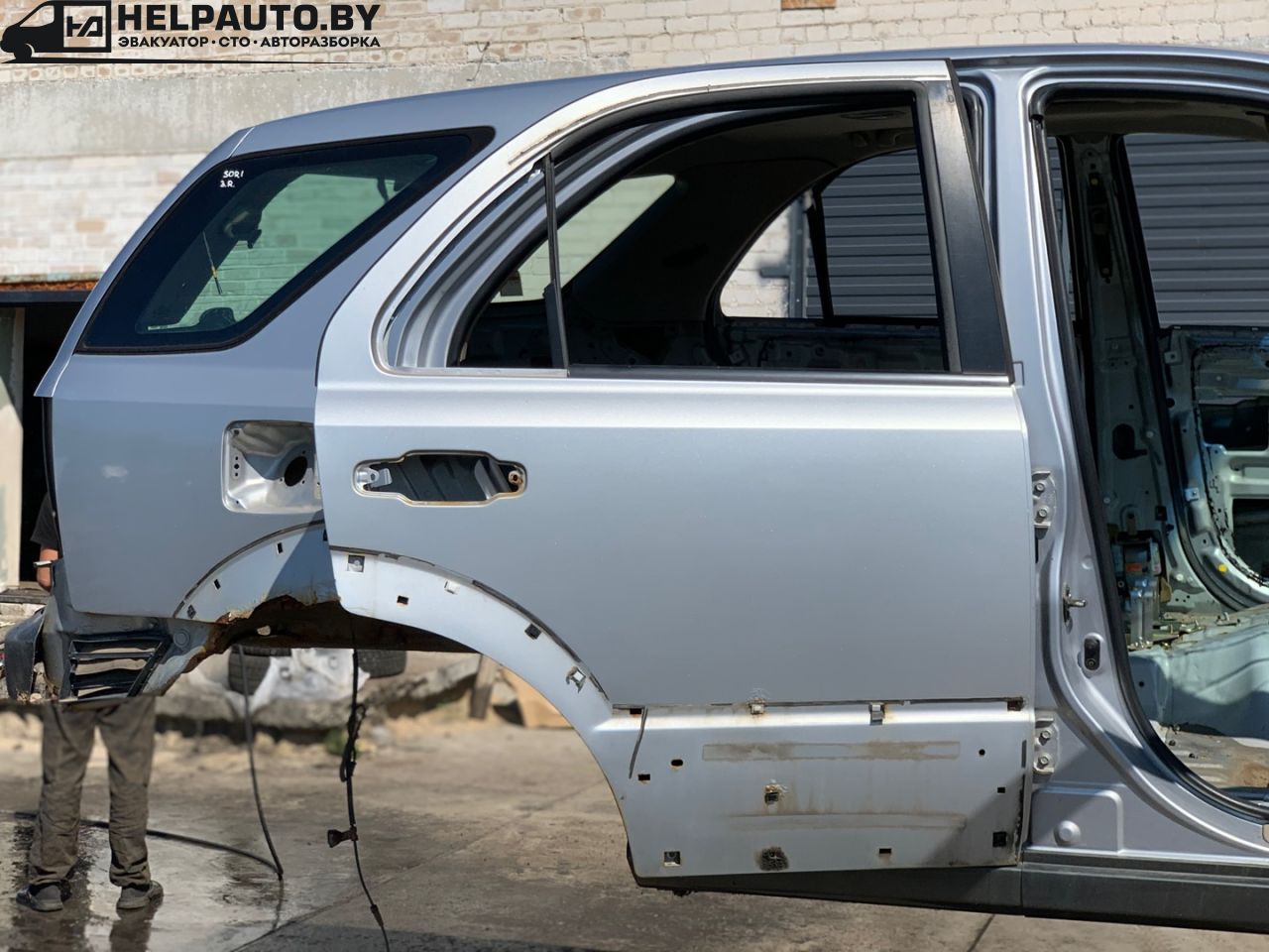 дверь задняя правая Kia Sorento 1 поколение 2004, 2.5 л., CRDi, D4CB, дизель, АКПП, серебристый, внедорожник 5 дв., полный подключаемый привод - фото №1