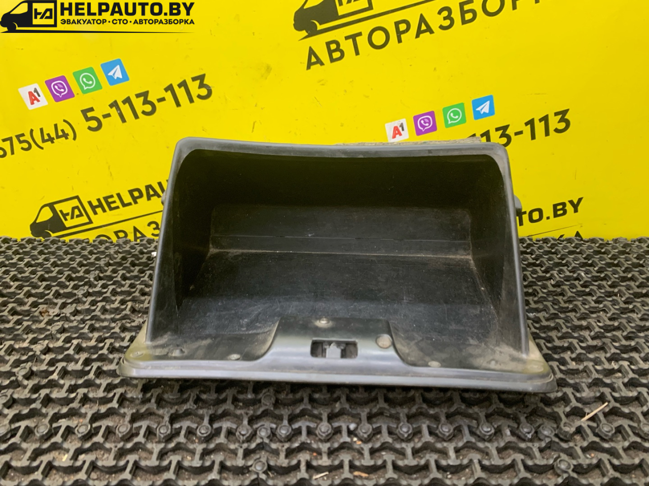 бардачок Geely MK 1 поколение 2012, 1.5 л., MR479QA, бензин, 5МКПП, черный, седан, передний привод - фото №1