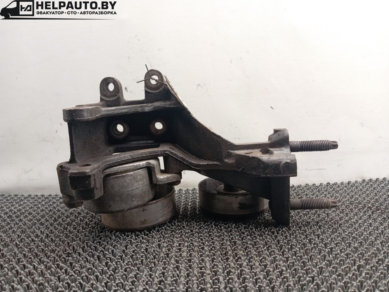 кронштейн двигателя Ford Mondeo 1 поколение 1996, 1.8 л., бензин, МКПП, универсал, передний привод - фото №1