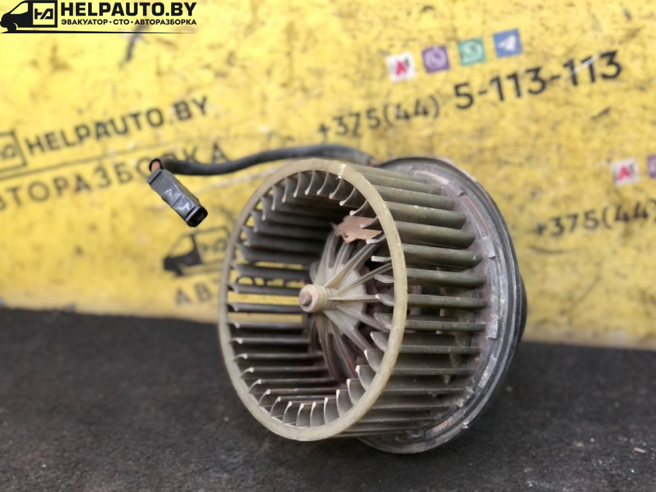 моторчик печки Volkswagen Passat B3 1988, 1.8 л., бензин, МКПП, белый, седан, передний привод - фото №1