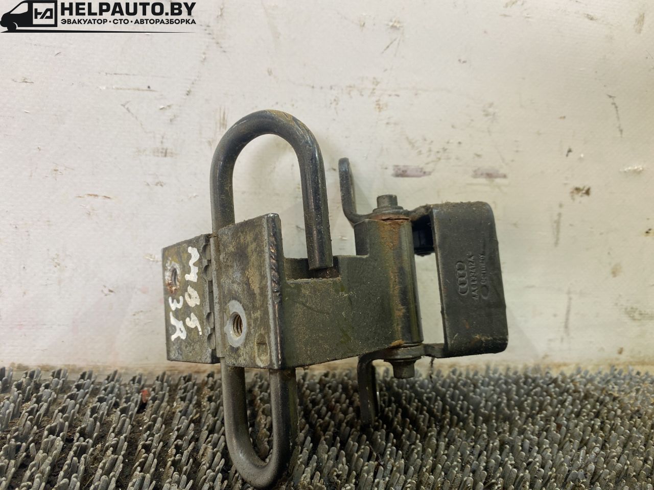 петля двери Audi A4 B5 1999, 1.8 л., бензин, АКПП, черный, универсал, передний привод - фото №1