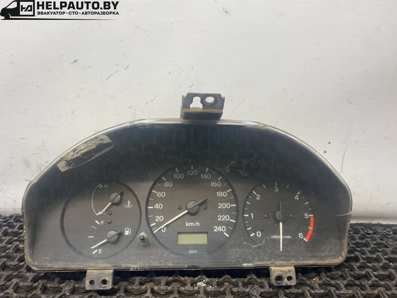 щиток приборов (приборная панель) Mazda 626 GF 1997, 2.0 л., дизель, МКПП, зелёный, седан, передний привод - фото №1