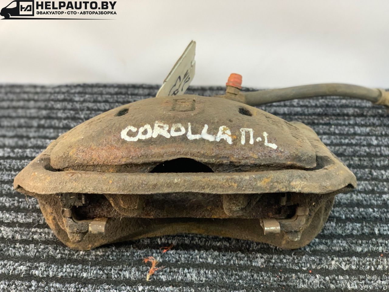 суппорт передний левый Toyota Corolla 5 поколение (E80) 1984, 1.3 л., бензин, МКПП, красный, хетчбэк 5 дв., передний привод - фото №1