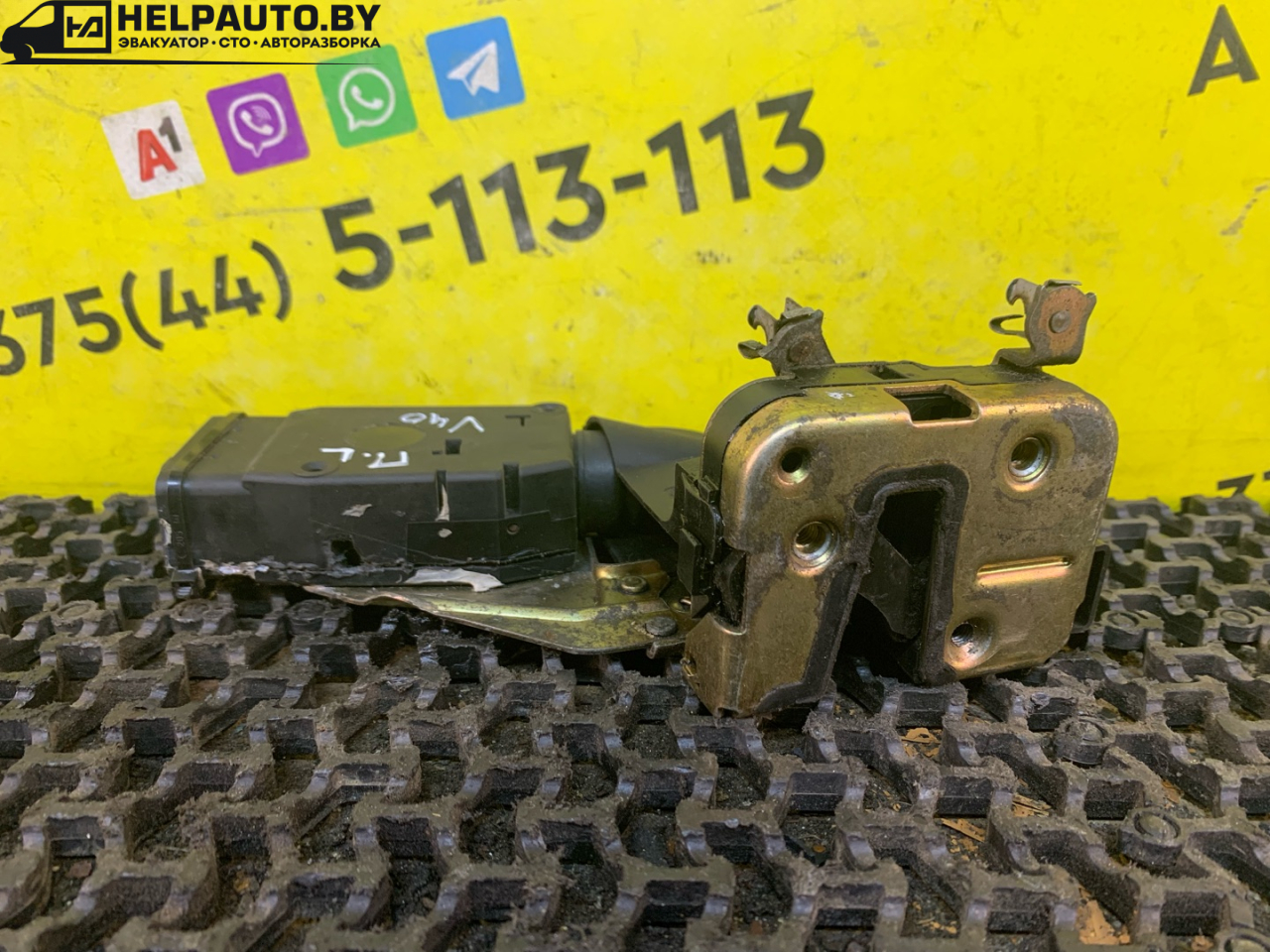 замок двери передней левой Volvo V40 1 поколение 1999, 2.0 л., B 4204 S, бензин, АКПП, синий, универсал, передний привод - фото №1