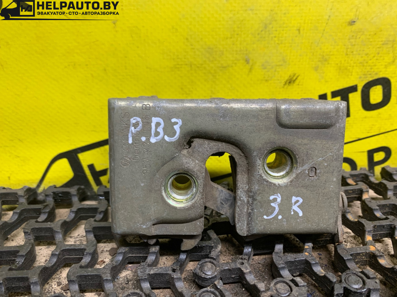 замок двери задней правой Volkswagen Passat B3 1993, 1.9 л., AAZ, дизель, 5МКПП, черный, универсал, передний привод - фото №1
