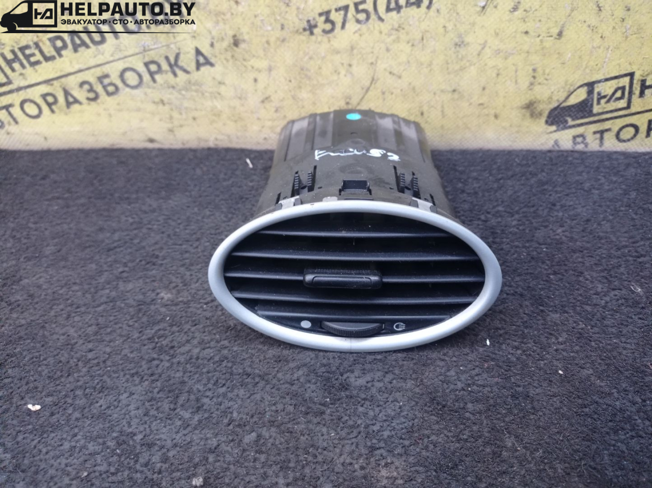 дефлектор обдува салона Ford Focus 2 поколение 2006, 1.6 л., HWDA, бензин, МКПП, красный, хетчбэк 5 дв., передний привод - фото №1