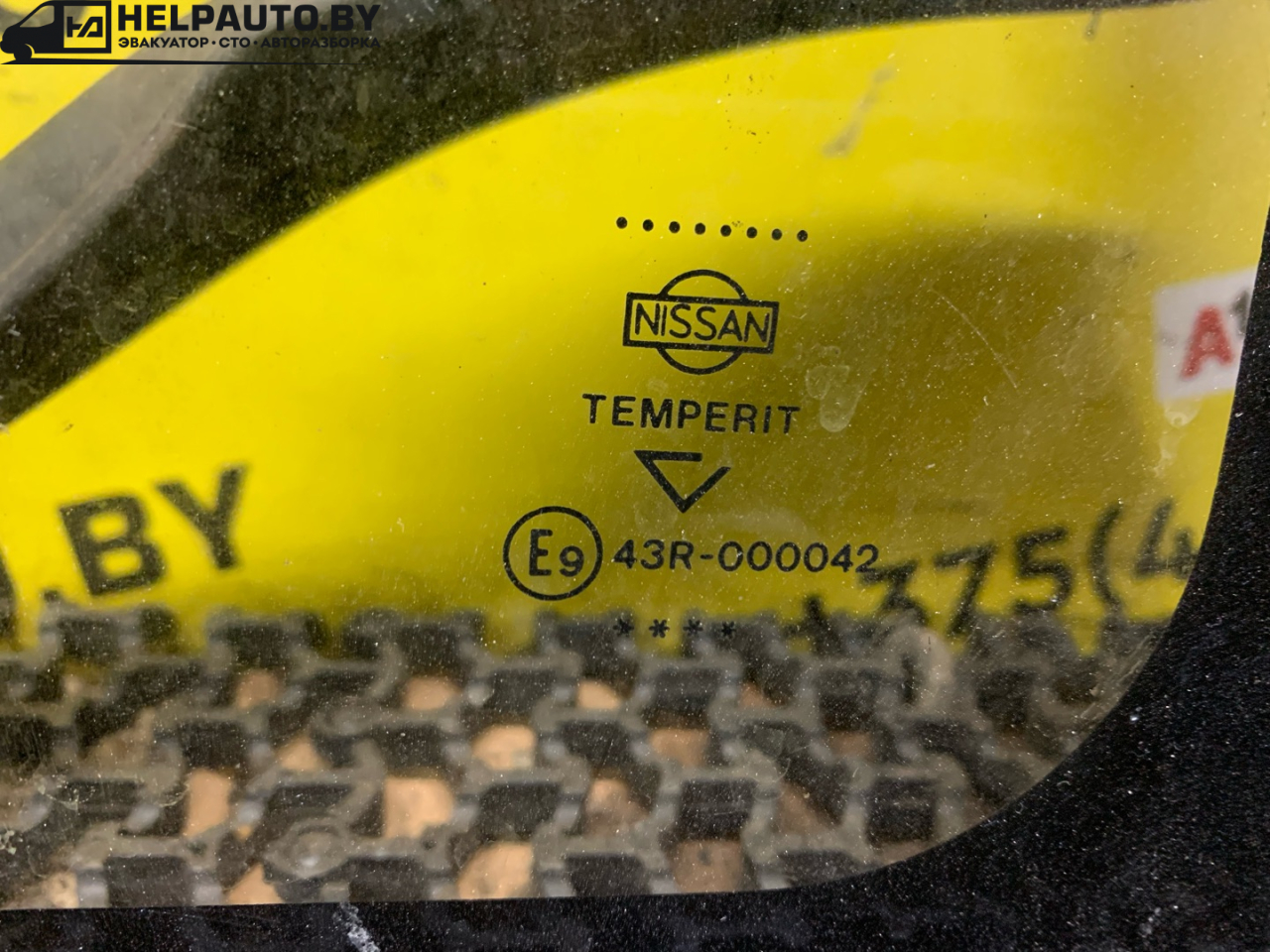 стекло кузовное боковое левое Nissan Serena C23 1992, 2.0 л., дизель, МКПП, серебро, минивэн, передний привод - фото №1