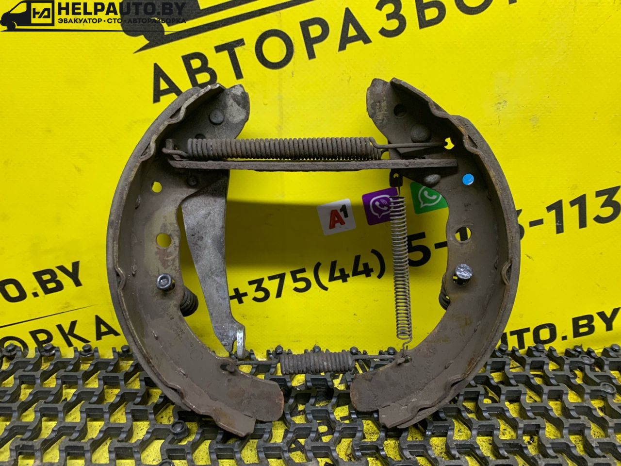 механизм развода задних тормозных колодок Volkswagen Passat B3 1988, 1.8 л., бензин, МКПП, белый, седан, передний привод - фото №1