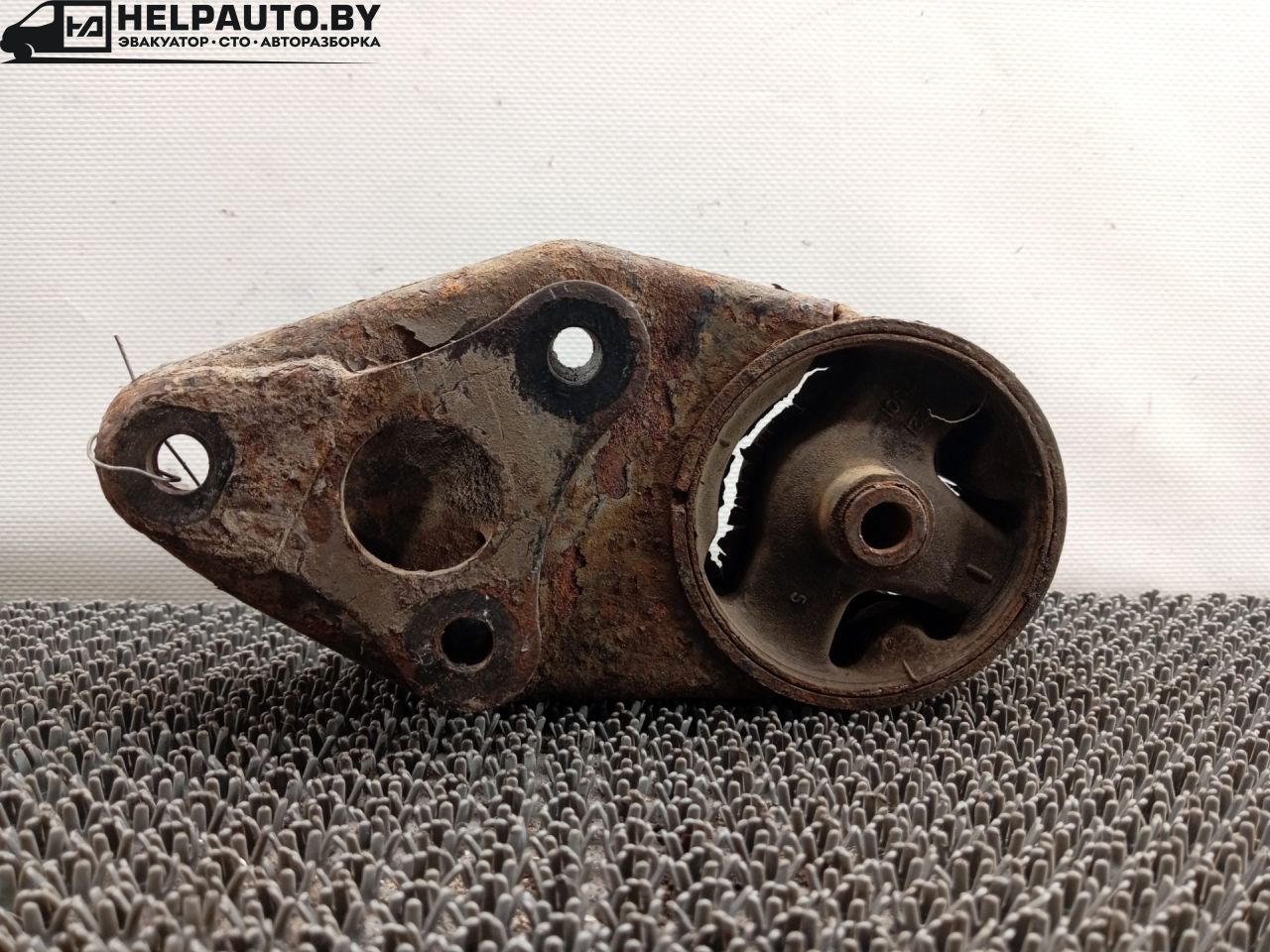 подушка крепления двигателя Nissan Primera P10 1994, 1.6 л., бензин, МКПП, синий, седан - фото №1