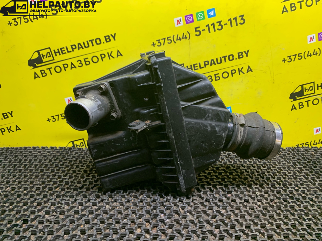 корпус воздушного фильтра Nissan Serena C23 1992, 2.0 л., дизель, МКПП, серебро, минивэн, передний привод - фото №1
