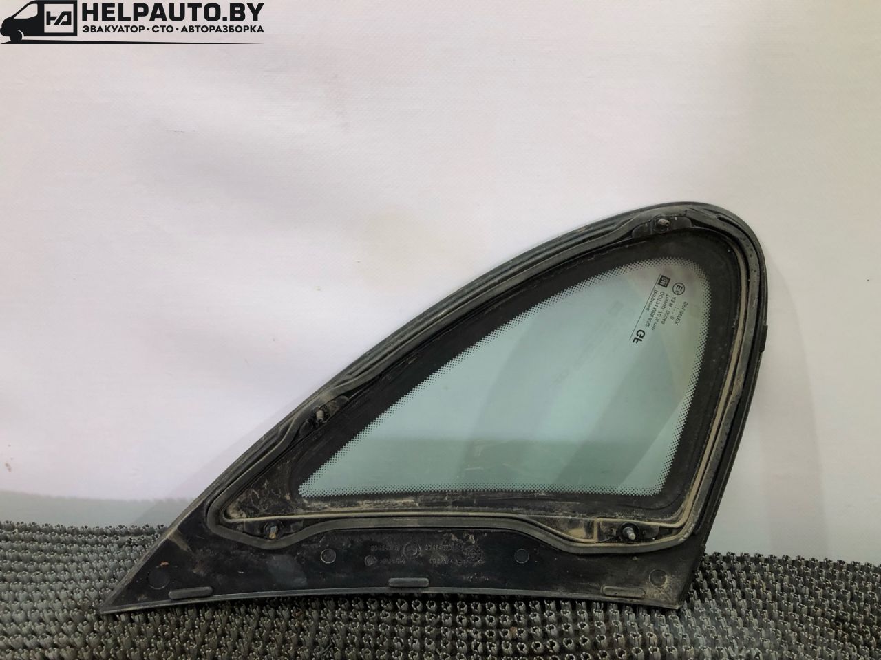 стекло кузовное боковое правое Opel Vectra B (1995 - 1999), 1.6 л., X 16 XEL, бензин, МКПП, темно зеленный металлик, седан, передний привод - фото №1