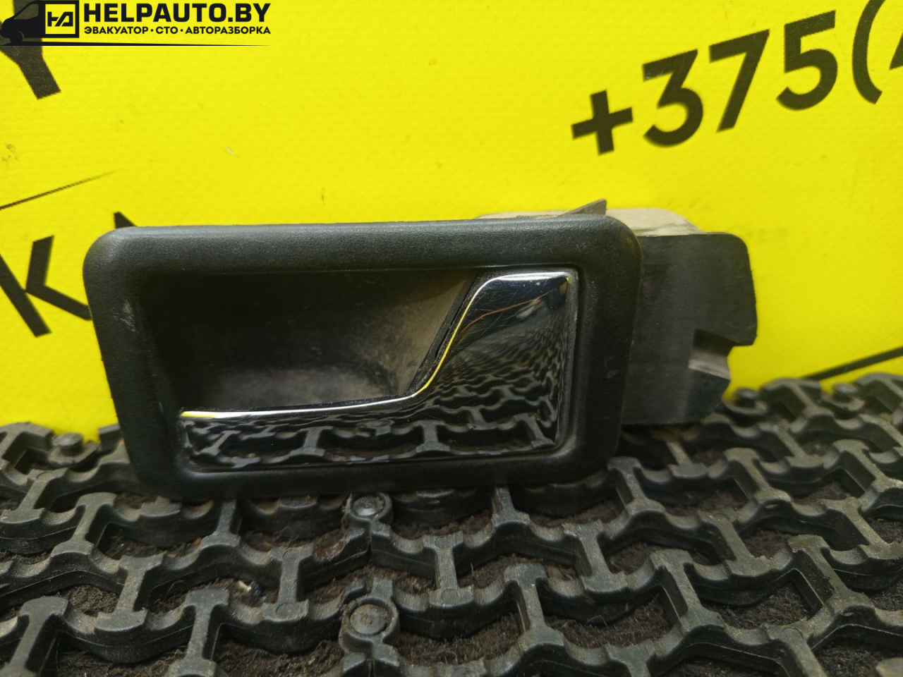 ручка внутренняя передняя правая Audi 80 B3 1988, 1.6 л., дизель, МКПП, седан, передний привод - фото №1