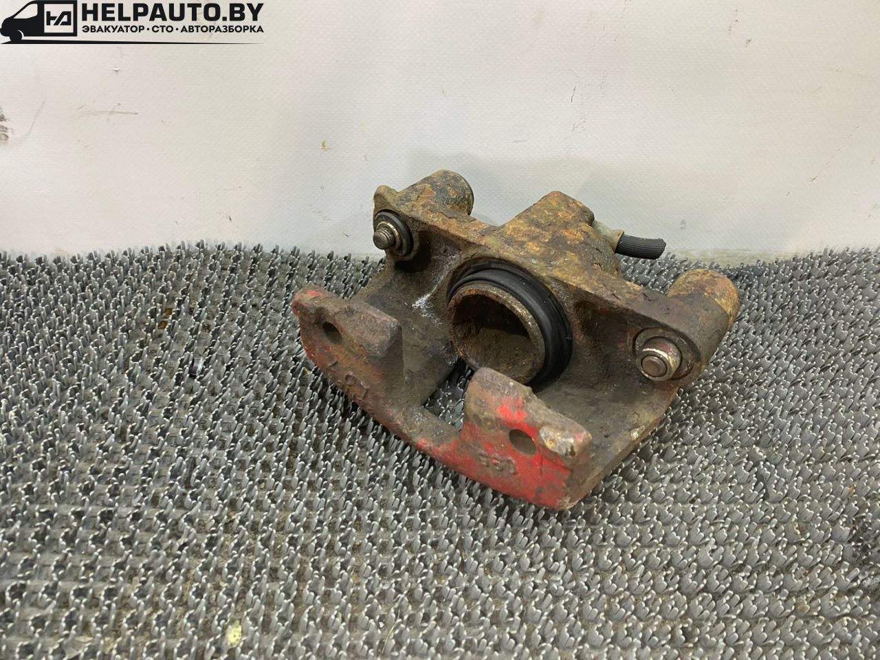 суппорт передний правый Pontiac Sunfire 1 поколение 1999, 2.2 л., бензин, АКПП, черный, передний привод - фото №1