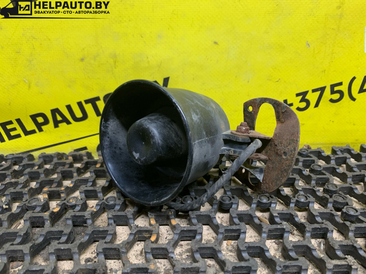 сигнал (клаксон) Mitsubishi Carisma 1 поколение (1995 - 1999), 1.8 л., 4G93 (GDI), бензин, МКПП, серебро, хетчбэк 5 дв., передний привод - фото №1